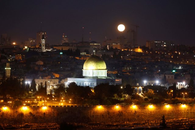 Голубая Луна в мире. Фото: AFP