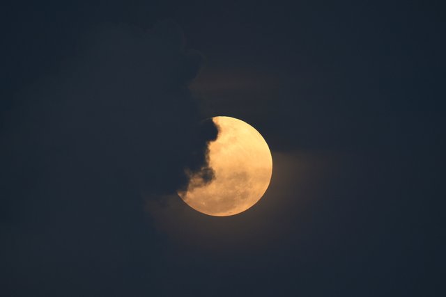 Блакитний Місяць в світі. Фото: AFP
