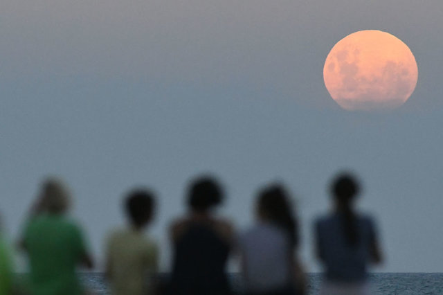 Голубая Луна в мире. Фото: Getty