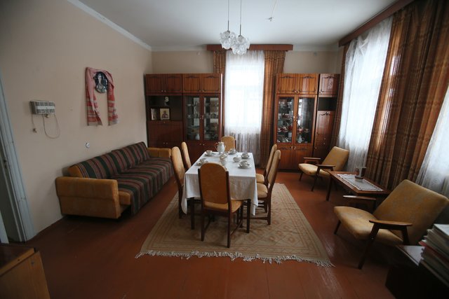 Гостиная. Стол в центре, мягкая мебель и стенка — шик по-советски