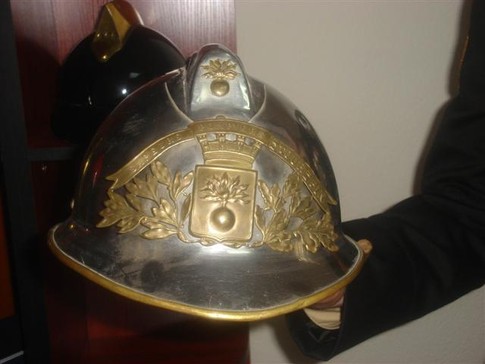 Такую каску пожарники во Франции носили еще до 1939 года. С дня на день коллекционер ждет шлем из Британии. Фото М. Шершень