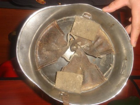 Внутри польской каски была выстлана подушка из натуральной кожи для смягчения удара. Фото М. Шершень