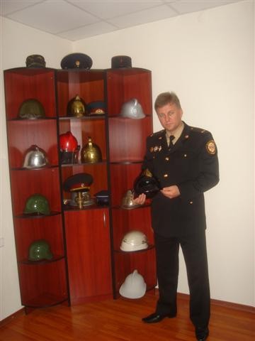 Совмещает хобби — коллекционирование шлемов — с работой пожарника. Фото М. Шершень