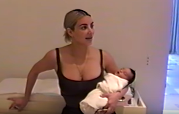 Ким с дочерью Чикаго. Фото: Youtube Kylie Jenner