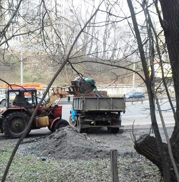 <p>Сміття довелося вивозити вантажівками.&nbsp;Фото: facebook.com/andreev.solomianka</p>