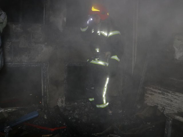 <p>Пожежа на Виборзькій. Фото: facebook.com/DSNSKyiv</p>