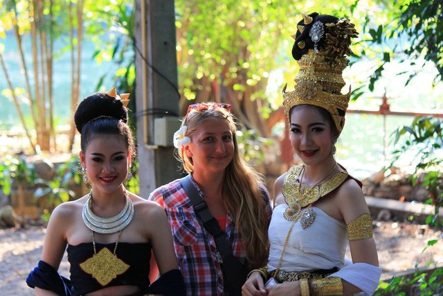 З тайськими дівчатами. Їх національний одяг дуже красивий. Фото: Блог 