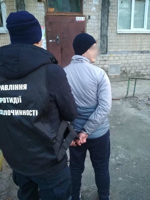 <p>Група з трьох осіб займалася збутом наркотичного засобу. Фото: facebook.com/kyiv.gp.gov.ua</p>