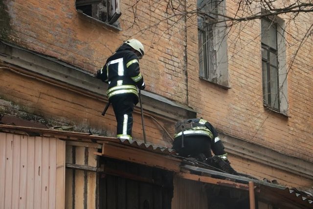 <p>Пожежа в будинку на Софійській. Фото: facebook.com/aleksej.kurpas, facebook.com/DSNSKyiv</p>