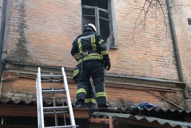 <p>Пожежа в будинку на Софійській. Фото: facebook.com/aleksej.kurpas, facebook.com/DSNSKyiv</p>