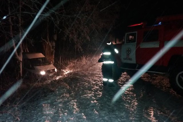 <p>Сніг на дорогах Хмельницької області. Фото: ДСНС</p>