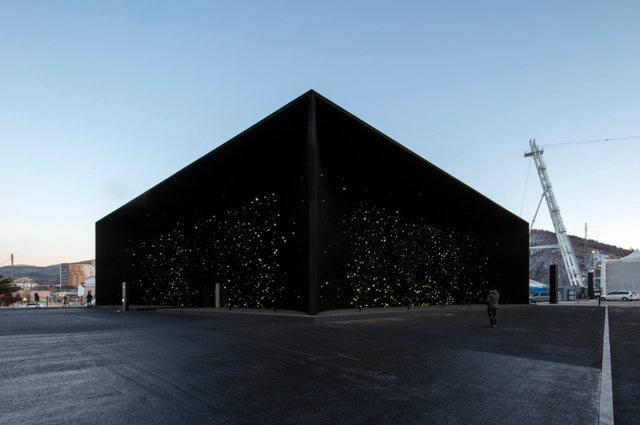 Человеческий глаз воспринимает здание как черную дыру. Фото: Асифа Кхана, Archdaily