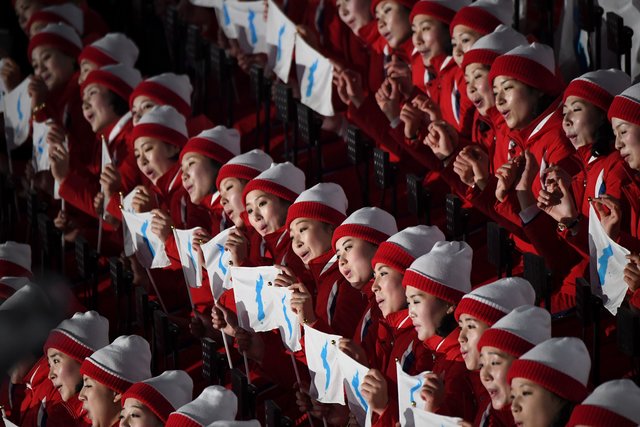 <p>Фанатки з Північної Кореї. фото AFP</p>