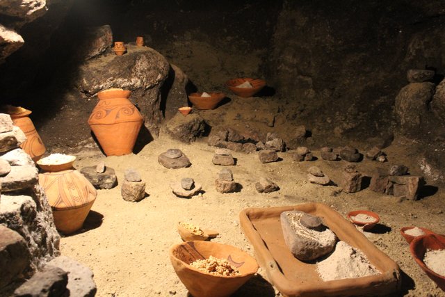 Музей. В пещере оригинальные предметы трипольской культуры