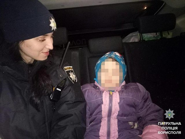Ребенка забрали патрульные. Фото: Патрульная полиция Борисполя