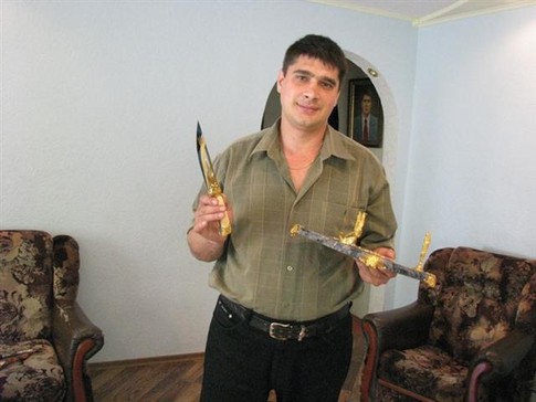 Александр Ткаленко делает шпаги, сабли и ножи 13 лет. Фото Н. Волковой