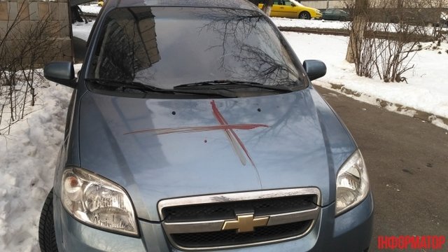 Кровь на машинах и домах. Фото: informator.news