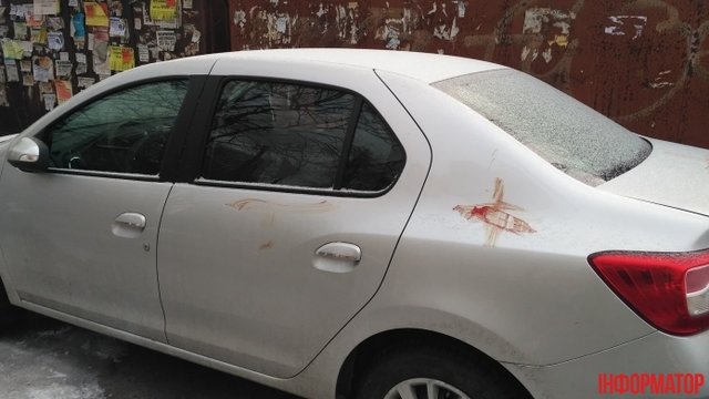 <p>Кров на машинах і будинках. Фото: informator.news</p>