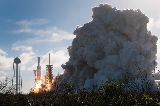 Запуск ракеты Falcon Heavy. Фото: AFP