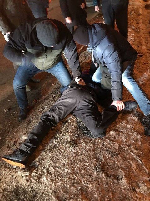 <p>Митника затримали після отримання чергової суми. Фото: facebook.com/kyiv.gp.gov.ua</p>