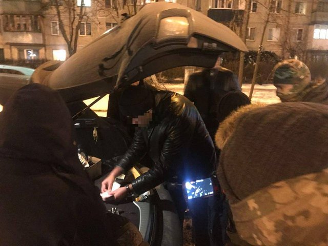 <p>Митника затримали після отримання чергової суми. Фото: facebook.com/kyiv.gp.gov.ua</p>