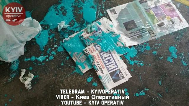 <p>Від фарби постраждали і люди, і газети. Фото: facebook.com/KyivOperativ</p>