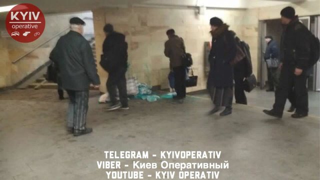 <p>Від фарби постраждали і люди, і газети. Фото: facebook.com/KyivOperativ</p>
