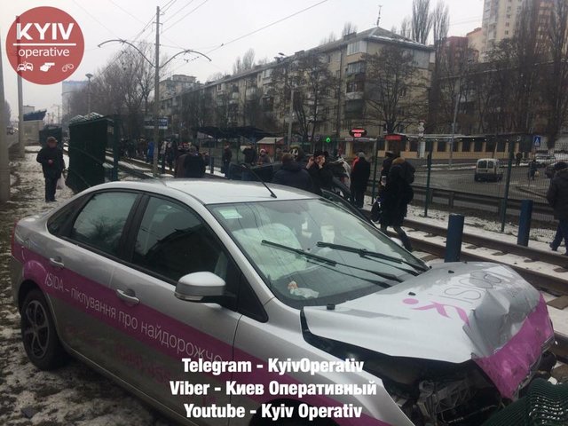 Машины вылетели на рельсы. Фото: Александр Онищенко (facebook.com/KyivOperativ)