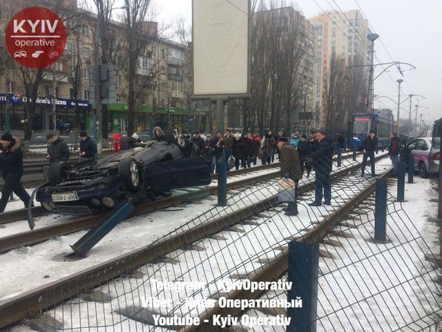 Машины вылетели на рельсы. Фото: Александр Онищенко (facebook.com/KyivOperativ)