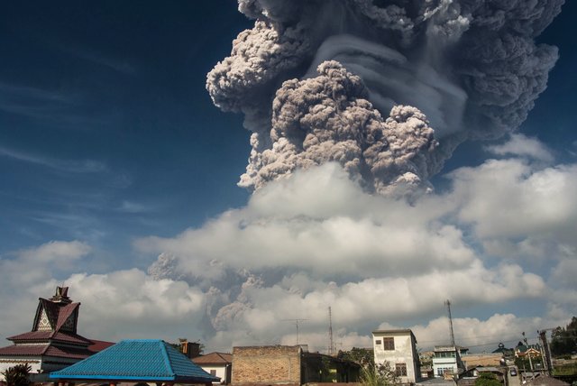 <p>Виверження вулкана Синабунга на Суматрі, Індонезія. Фото: AFP</p>