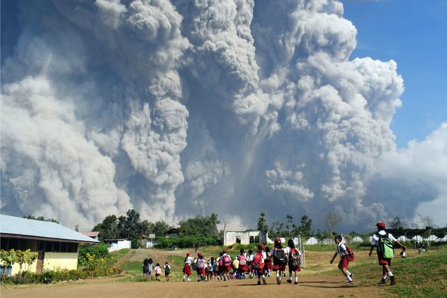 Извержение вулкана Синабунг на Суматре, Индонезия. Фото: AFP
