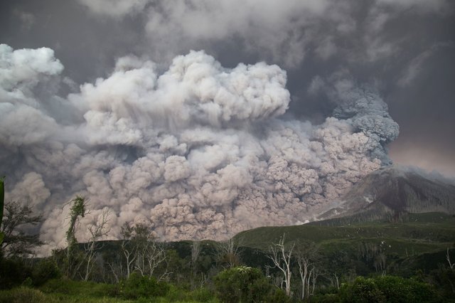 Извержение вулкана Синабунг на Суматре, Индонезия. Фото: AFP