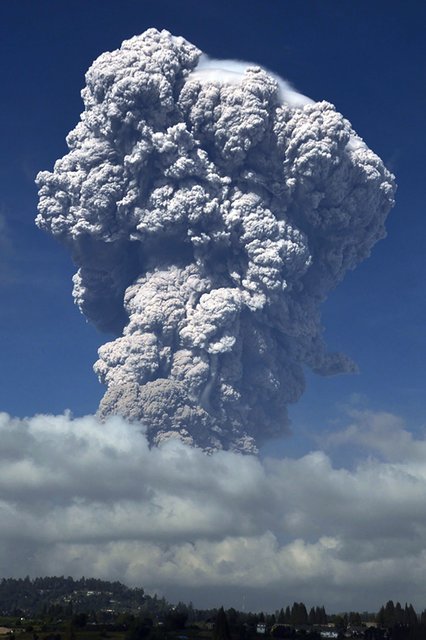 <p>Виверження вулкана Синабунга на Суматрі, Індонезія. Фото: AFP</p>