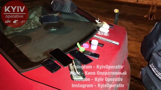 В машине нашли много запрещенных вещей. Фото: facebook.com/KyivOperativ