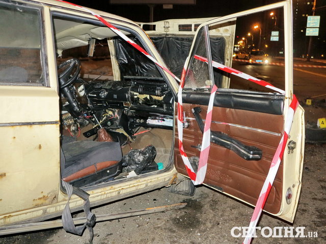<p>Внаслідок удару обидві машини були сильно пошкоджені. Фото: А. Ракітін</p>