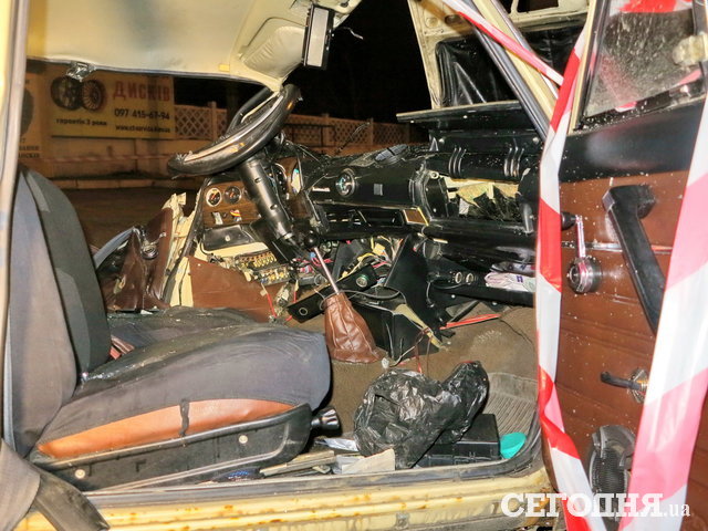 В результате удара обе машины были сильно повреждены. Фото: А. Ракитин