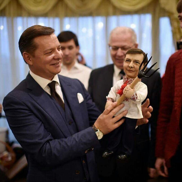 Кукла с вилами. Олег Ляшко знакомится с собой в миниатюре. Фото: А. Магда