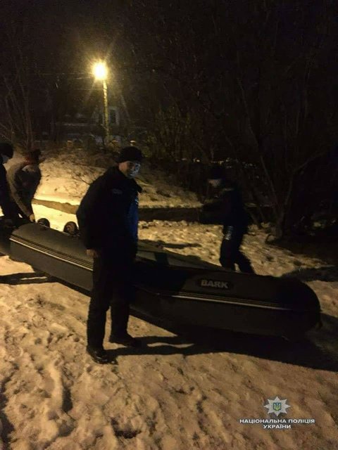 Рыбаков спасли. Фото: ГУ НП в Киевской области
