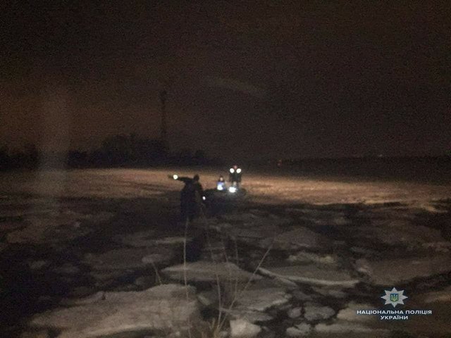 Рыбаков спасли. Фото: ГУ НП в Киевской области
