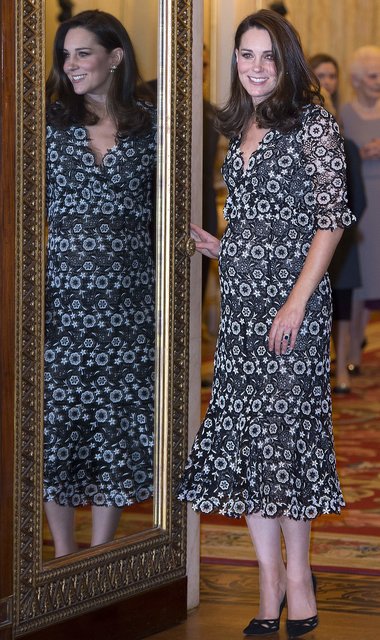 Кейт Миддлтон в платье Erdem  и туфлях Prada. Фото: AFP