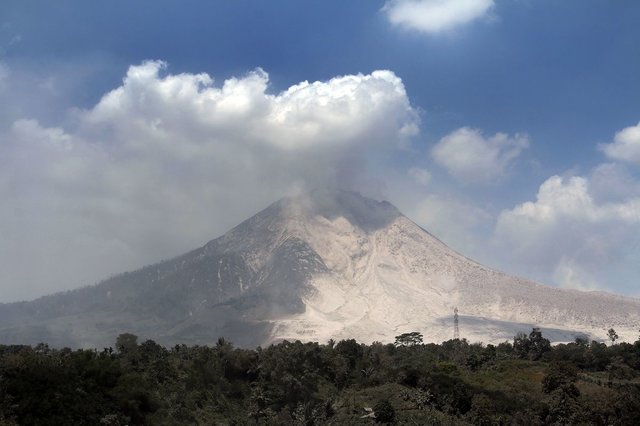 <p>Виверження вулкана в Індонезії. Фото: AFP</p>