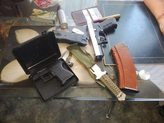 У осужденныхнашли много оружия. Фото: пресс-служба СБУ, Facebook.com