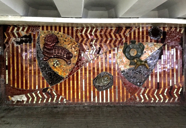 <p>На стінах. Мозаїки в підземній &laquo;трубі&raquo; створили 50 років тому hmarochos.kiev.ua</p>