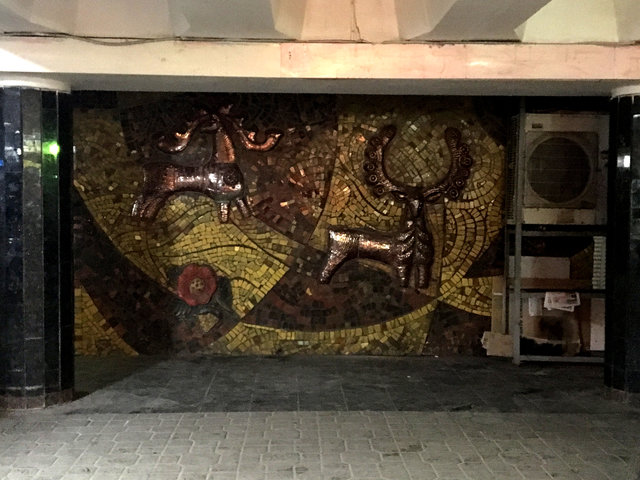 <p>На стінах. Мозаїки в підземній &laquo;трубі&raquo; створили 50 років тому hmarochos.kiev.ua</p>