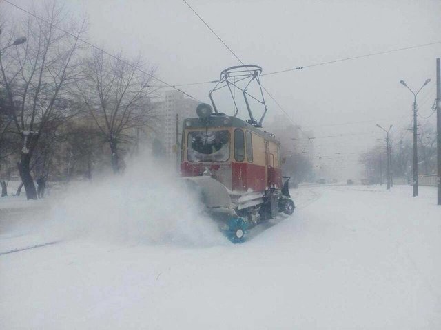 <p>Київ чистять від снігу. Фото: faceboЯк Київ чистили від снігу – що робили для комфорту пасажирівok.com/Kyivpastrans</p>