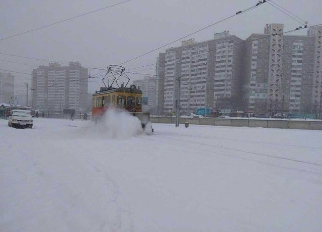<p>Київ чистять від снігу. Фото: faceboЯк Київ чистили від снігу – що робили для комфорту пасажирівok.com/Kyivpastrans</p>