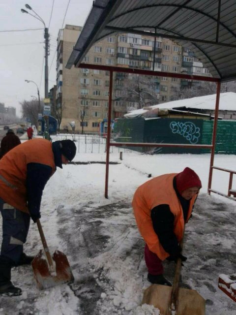 Киев чистят от снега. Фото: facebook.com/Kyivpastrans