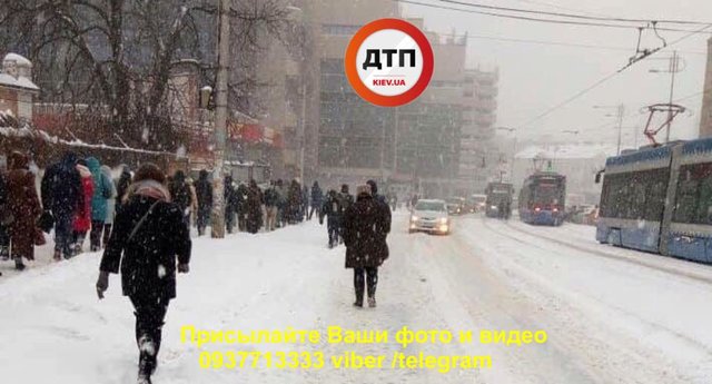 Заблокировано движение нескольких трамвайных маршрутов. Фото: facebook.com/dtp.kiev.ua