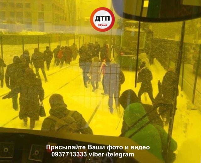 <p>Заблоковано рух кількох трамвайних маршрутів. Фото: facebook.com/dtp.kiev.ua</p>