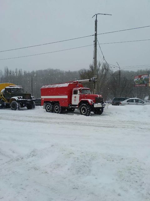 Водителей спасали из снежных ловушек. Фото: facebook.com/DSNSKyiv